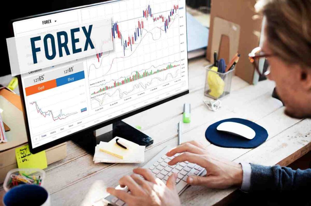 Trader analyzing forex market structure and false breakout signals to spot fakeouts in trading.