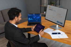 Trader following a structured trading plan and focusing on process over outcomes, illustrating practical ways to manage trading expectations through discipline, patience, risk management, and probability-based thinking.